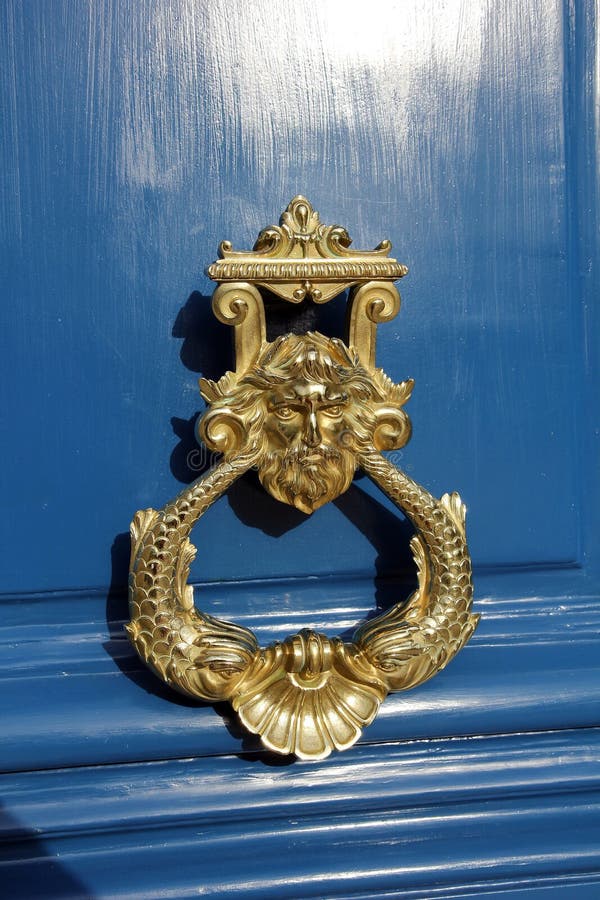 Battacchio dorato di stile reale sulla porta di legno blu Fronte fotografie stock Battacchio dorato di stile reale sulla porta di legno blu Fronte fotografie stock