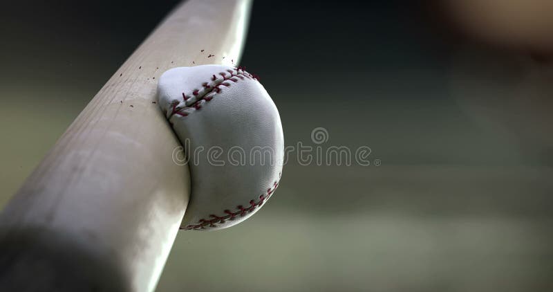 Batte de baseball frappant la boule, mouvement lent superbe banque de vidéos