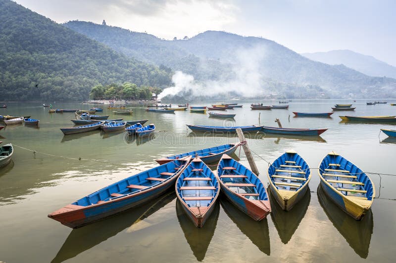 Battelli da diporto di legno sul lago Fewa in Pokhara fotografie stock Battelli da diporto di legno sul lago Fewa in Pokhara fotografie stock