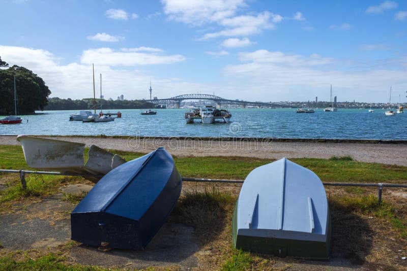 Battello pneumatico a poca spiaggia Auckland Nuova Zelanda della riserva della baia del banco fotografie stock libere da diritti Battello pneumatico a poca spiaggia Auckland Nuova Zelanda della riserva della baia del banco fotografie stock libere da diritti