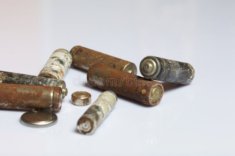 Batterie utilizzate della dito-ferita coperte di corrosione riciclaggio fotografia stock Batterie utilizzate della dito-ferita coperte di corrosione riciclaggio fotografia stock