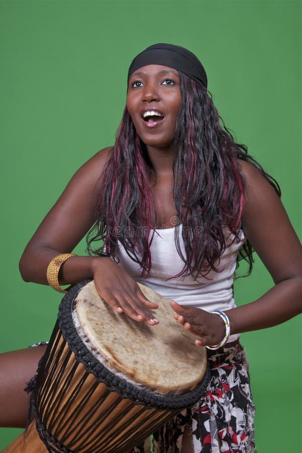 Batterista di Djembe su verde fotografie stock