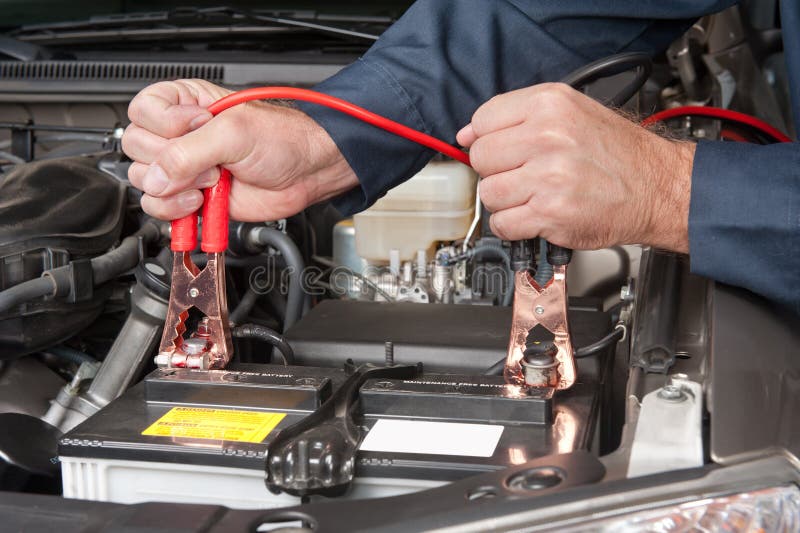 Auto mechanik používa batérie jumper káble účtovať mŕtvych batérie.