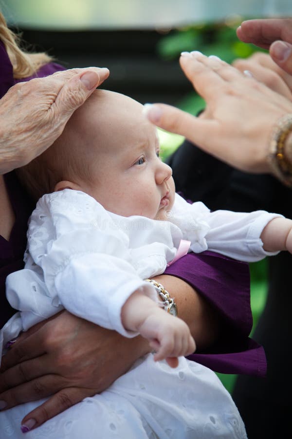 Battesimo di un bambino fotografia stock. Immagine di ... Battesimo di un bambino fotografia stock. Immagine di ...