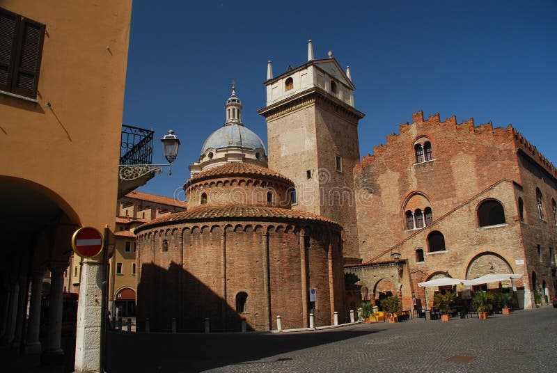 Battistero, Mantova (Mantua), Italia fotografia stock libera da diritti Battistero, Mantova (Mantua), Italia fotografia stock libera da diritti