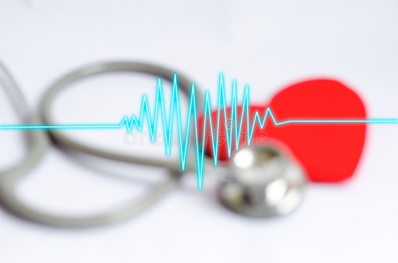 Battito cardiaco sullo stetoscopio della sfuocatura con il fondo rosso del cuore - salute