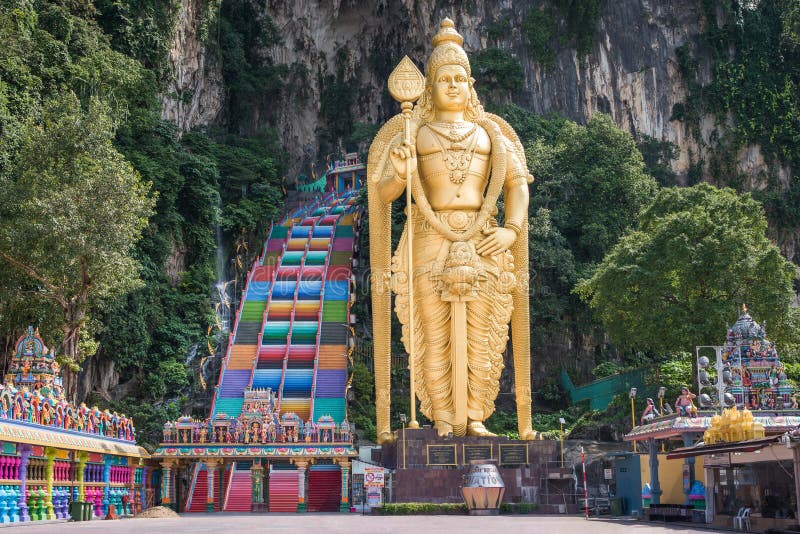 Batu Caves Lord Murugan Statue och entrance nära Kuala Lumpur Malaysia En kalksten som ligger alldeles norr om Kuala Lumpur royaltyfri bild Batu Caves Lord Murugan Statue och entrance nära Kuala Lumpur Malaysia En kalksten som ligger alldeles norr om Kuala Lumpur royaltyfri bild