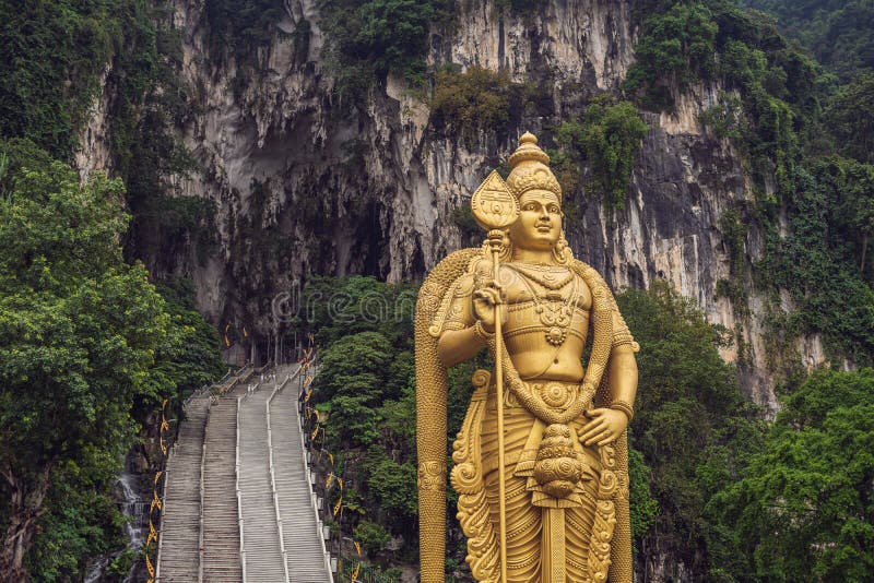 Batu holt Lord Murugan Statue en ingang dichtbij Kuala Lumpur Malaysia uit Een kalksteendagzomende aardlaag bepaalde de plaats en royalty-vrije stock fotografie Batu holt Lord Murugan Statue en ingang dichtbij Kuala Lumpur Malaysia uit Een kalksteendagzomende aardlaag bepaalde de plaats en royalty-vrije stock fotografie