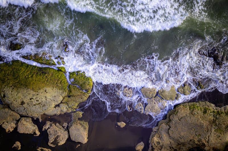 Batu karas pangandaran ouest java indonésie 47. Cette photo a été prise avec un appareil photo professionnel qui capture la beauté du paysage d'un point de vue vraiment élevé. dans l'ensemble, cette image offre un aperçu époustouflant de la beauté naturelle de l'indonésie et témoigne de l'incroyable art de la photographie aérienne.