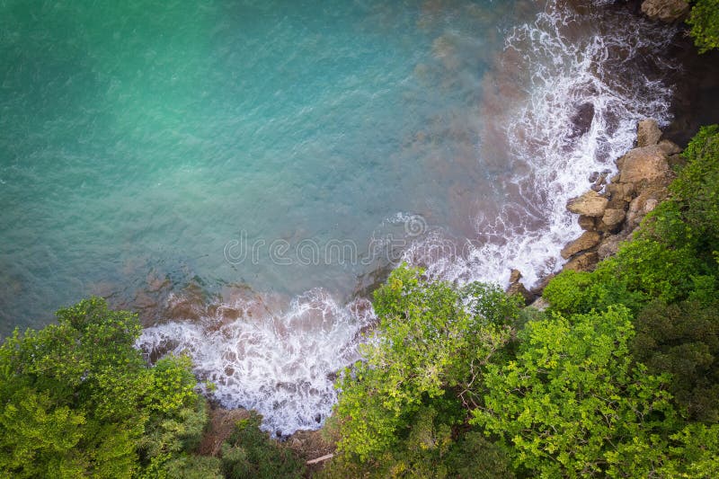 Batu karas pangandaran west java indonezja 43. To zdjęcie zrobiono przy użyciu profesjonalnej kamery dronowej, która oddaje piękno krajobrazu z prawdziwie wzniesionej perspektywy. ogólnie obraz ten rzuca oszałamiające spojrzenie na naturalne piękno indonezji i jest świadectwem niesamowitej artystyki fotografii lotniczej.