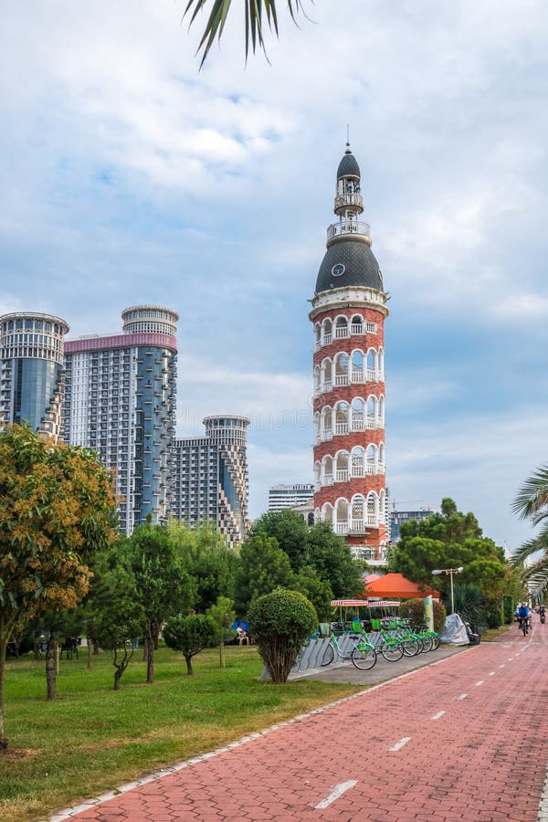 Batumi Adjara, Georgia - 16 06 2018: Gammalt torn och moderna Skysc arkivfoton Batumi Adjara, Georgia - 16 06 2018: Gammalt torn och moderna Skysc arkivfoton