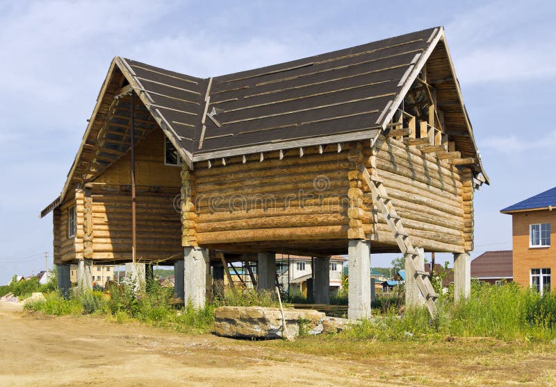 Bau Ein Holzhaus Auf Stelzen Stockfoto Bild von haus, baum 60658808