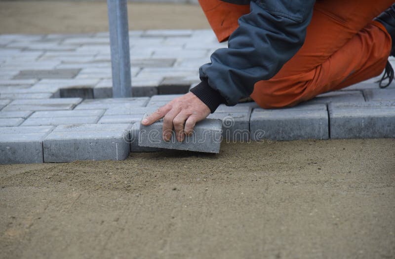 Bau einer Straße für Fußgänger. Der Konstruktor sieht vor, dass die Pflastersteine im sogar rowsconstruction einer Straße für Fußgänger.