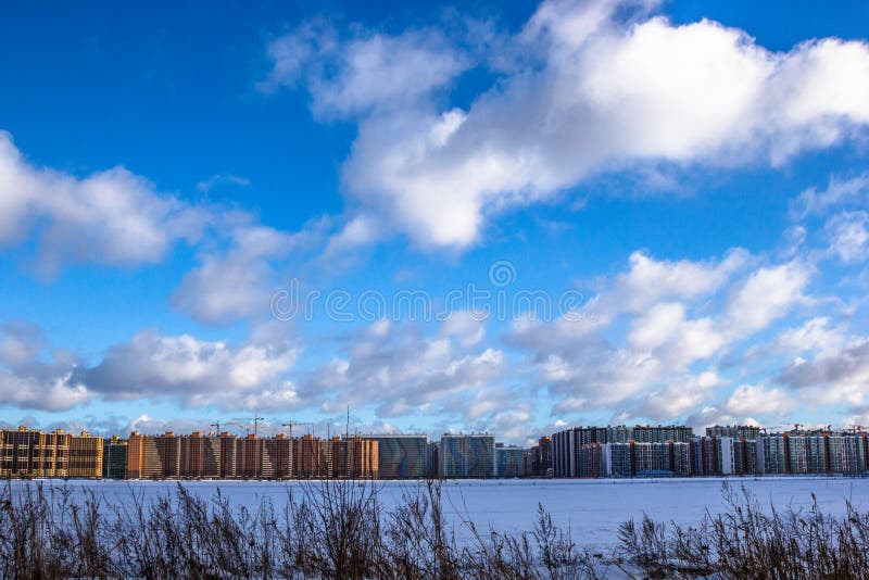 Bau von mehrstöckigen Wohngebäuden in der Großstadt Sehen Sie meine anderen Arbeiten im Portfolio lizenzfreie stockfotos Bau von mehrstöckigen Wohngebäuden in der Großstadt Sehen Sie meine anderen Arbeiten im Portfolio lizenzfreie stockfotos