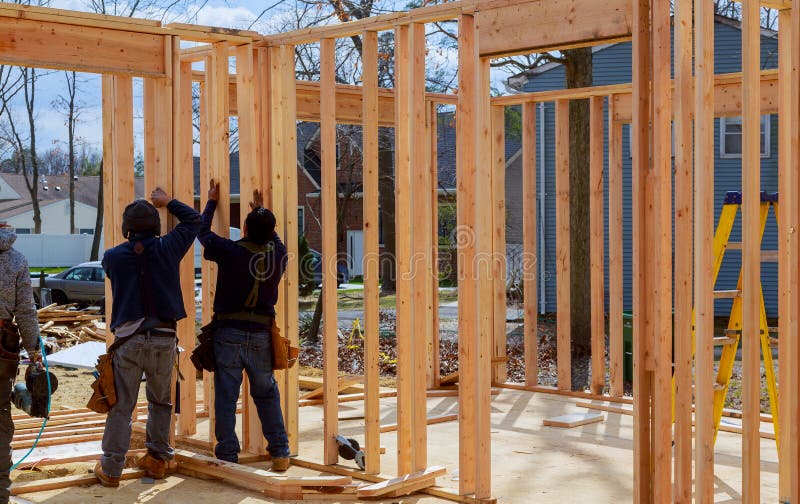 Bauarbeiter Building Timber Frame im neuen Haus lizenzfreies stockbild Bauarbeiter Building Timber Frame im neuen Haus lizenzfreies stockbild