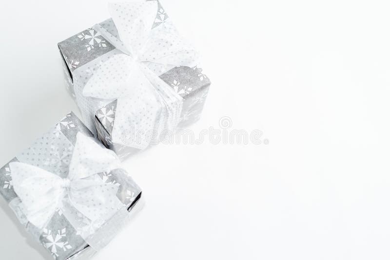 bauble b??kitny bo?ych narodze? sk?adu szk?o Bo?enarodzeniowy prezent, trykotowa koc, sosna konusuje, jod?a rozga??zia si? na dre zdjęcie stock bauble b??kitny bo?ych narodze? sk?adu szk?o Bo?enarodzeniowy prezent, trykotowa koc, sosna konusuje, jod?a rozga??zia si? na dre zdjęcie stock