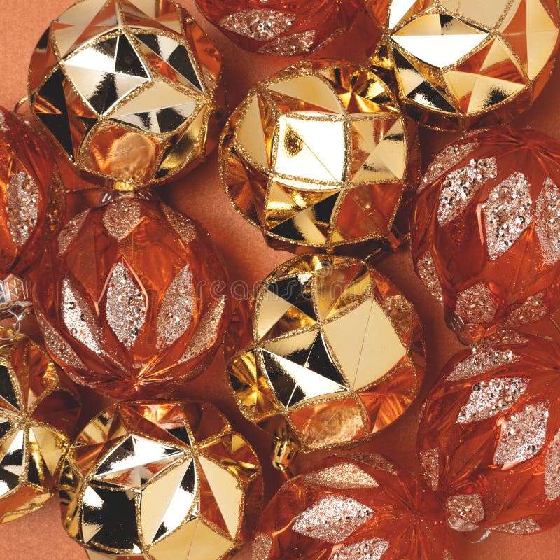 Baubles de natal dourado. textura festiva. fotos de stock royalty free