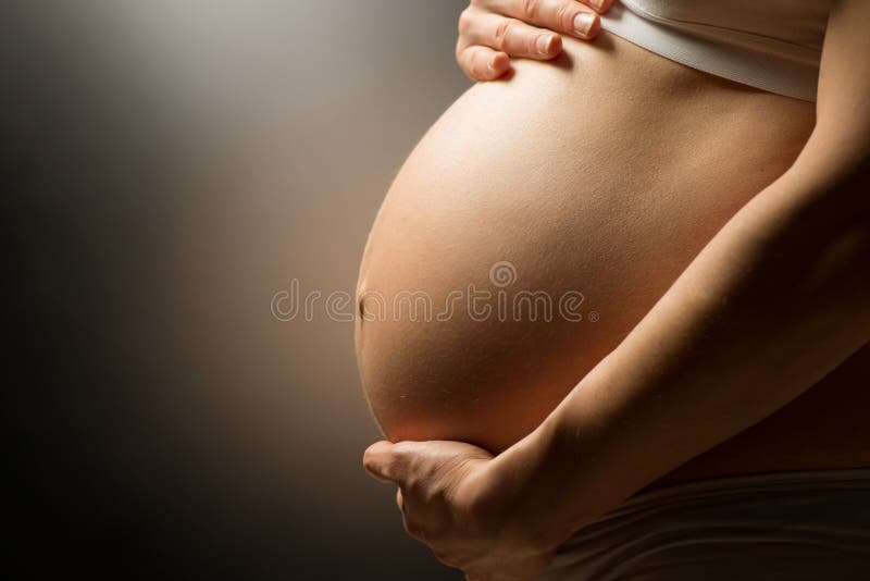 Bauch der schwangeren Frau stockfoto