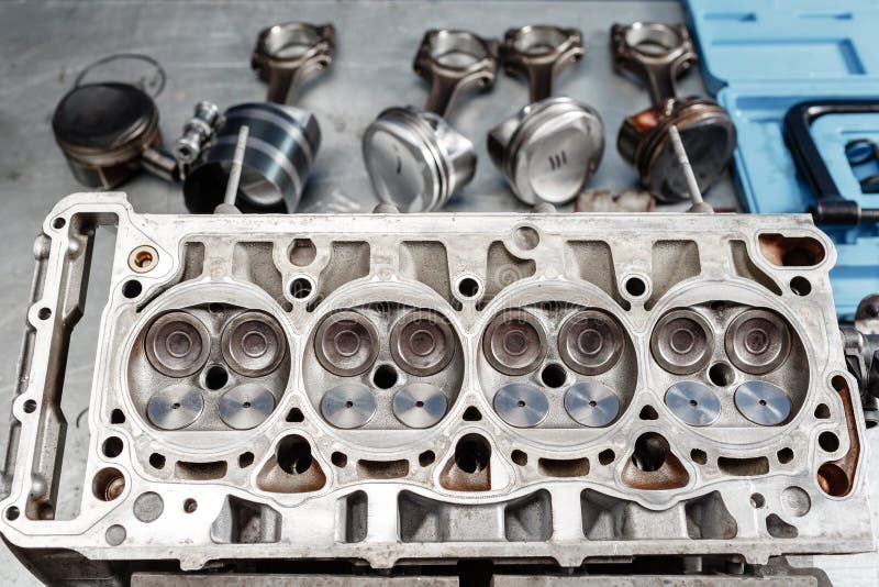 Bauen Sie Motorblockfahrzeug auseinander Bewegungskapitalreparatur Ventil sechzehn und Vierzylinder Autoservicekonzept Der Job vo lizenzfreies stockbild Bauen Sie Motorblockfahrzeug auseinander Bewegungskapitalreparatur Ventil sechzehn und Vierzylinder Autoservicekonzept Der Job vo lizenzfreies stockbild