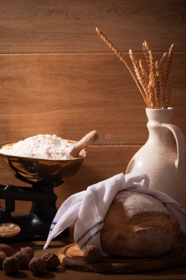 Rotes Bauernhaus Mit Frischem Winterschnee Und -frost Stockfoto - Bild