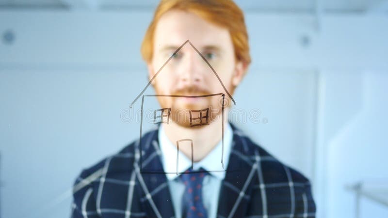 Bauingenieur Looking an der Kamera, Hauptzeichnung auf transparentem Glas, rote Haare lizenzfreie stockfotos Bauingenieur Looking an der Kamera, Hauptzeichnung auf transparentem Glas, rote Haare lizenzfreie stockfotos