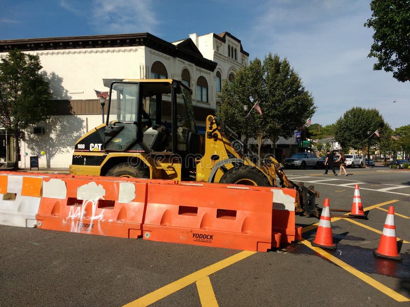 Baumaschine geparkt in der Straße, CAT Forklift, Verkehrs-Kegel, Jersey-Sperre, Rutherford, NJ, USA stockbilder Baumaschine geparkt in der Straße, CAT Forklift, Verkehrs-Kegel, Jersey-Sperre, Rutherford, NJ, USA stockbilder