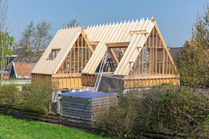 Baustelle des Bauens eines neuen Holzhauses, die Niederlande lizenzfreie stockbilder Baustelle des Bauens eines neuen Holzhauses, die Niederlande lizenzfreie stockbilder