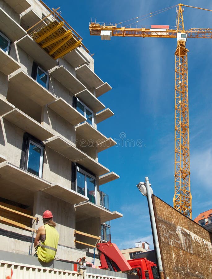 Baustelle mit einem weiblichen Bauarbeiter lizenzfreie stockbilder Baustelle mit einem weiblichen Bauarbeiter lizenzfreie stockbilder