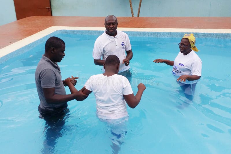 BAUTISMO POR LA INMERSIÓN fotografía editorial. Imagen de caminata