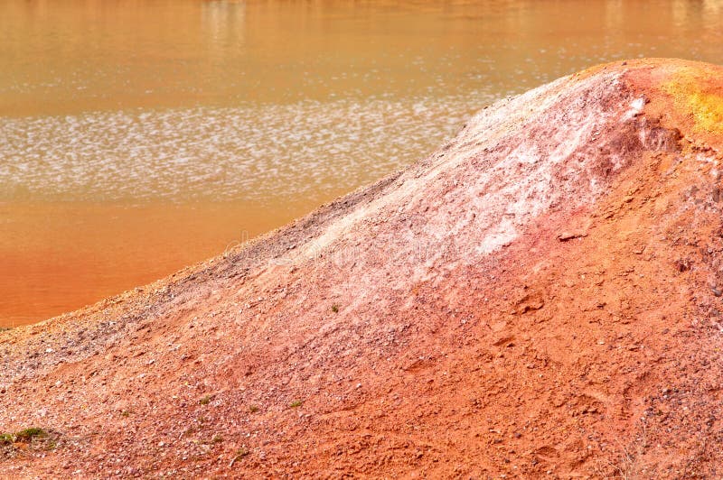 Bauxite Cruda Della Miniera Della Bauxite Su Superficie Immagine Stock