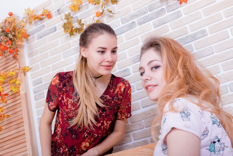 Bavardage de part de deux beau jeunes filles images libres de droits