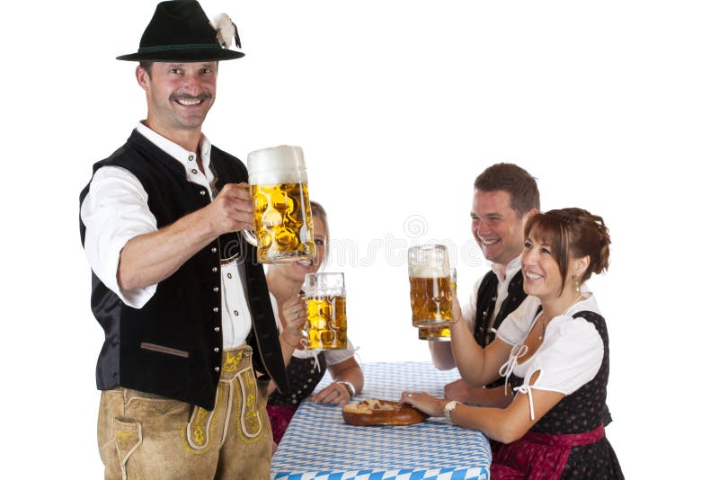 Bavarese uomo con gli amici, dei brindisi con birra Oktoberfest stein.