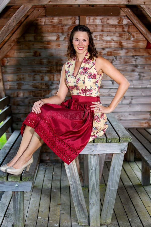 Bavarian woman in dirndl sitting in a hut royalty free stock photography Bavarian woman in dirndl sitting in a hut royalty free stock photography