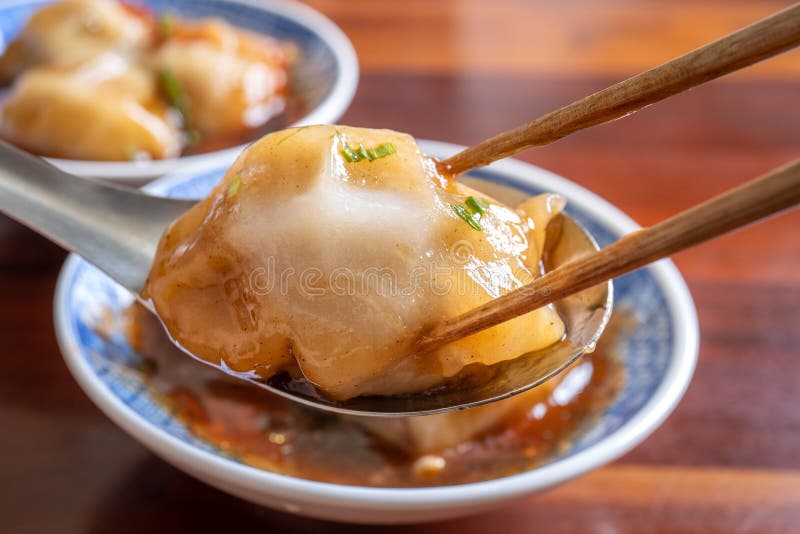 Bawan ba wan taiwanez meatball delicatese delicatese delicios mancarea delicioasă pe stradă, cu amidon în formă rotundă, învelită stock photo
