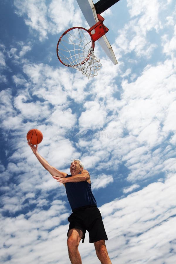 bawić się seniora aktywny basketbal mężczyzna obrazy royalty free bawić się seniora aktywny basketbal mężczyzna obrazy royalty free