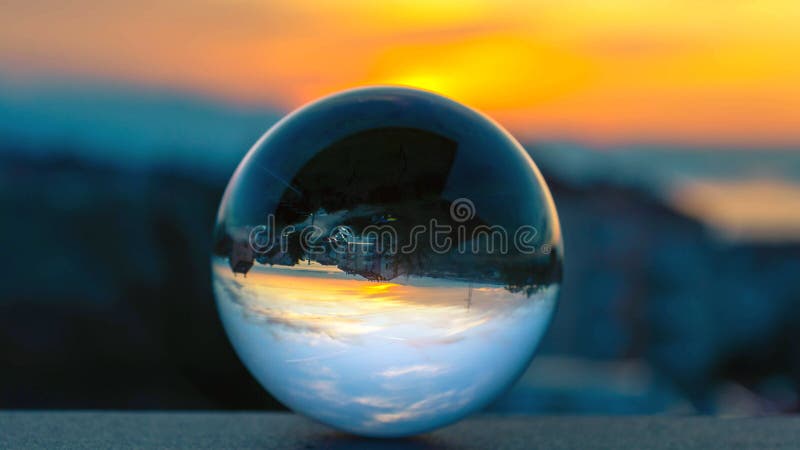 Bawić się z szklaną sferą Chwytający wschód słońca w sferze