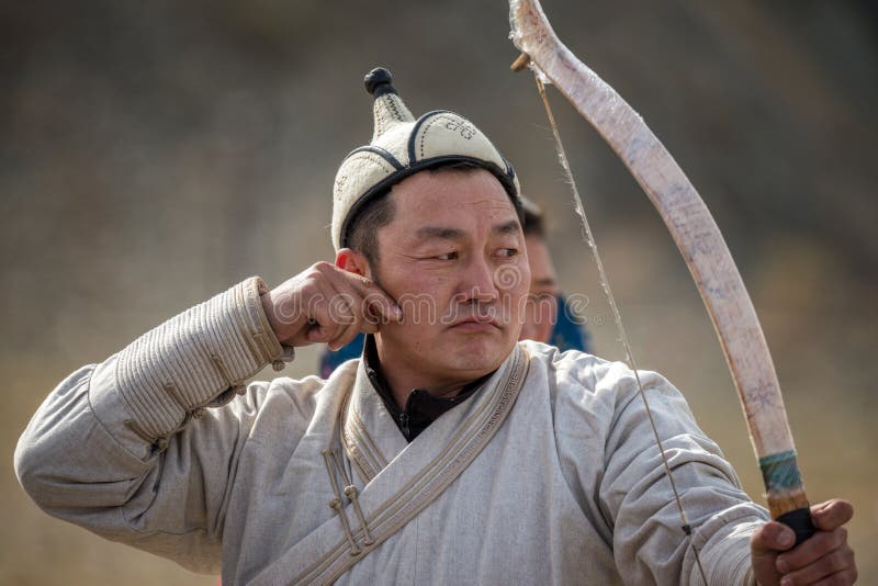 Bayan-Ulgii, Mongolie - 1er octobre 2017 : Eagle Festival d'or traditionnel, concours de tir à l'arc Archer inconnu dans la robe images libres de droits Bayan-Ulgii, Mongolie - 1er octobre 2017 : Eagle Festival d'or traditionnel, concours de tir à l'arc Archer inconnu dans la robe images libres de droits