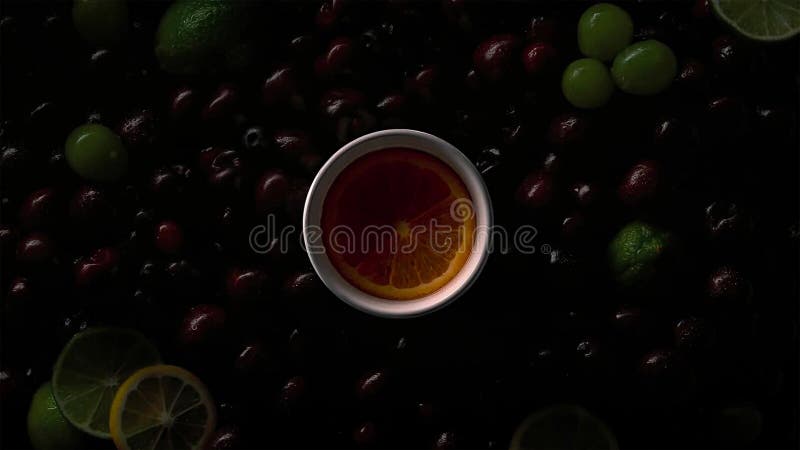 Bayas en descensos del agua con las cerezas, uvas verdes, rebanada anaranjada, cal, rebanadas del limón fotos de archivo libres de regalías Bayas en descensos del agua con las cerezas, uvas verdes, rebanada anaranjada, cal, rebanadas del limón fotos de archivo libres de regalías