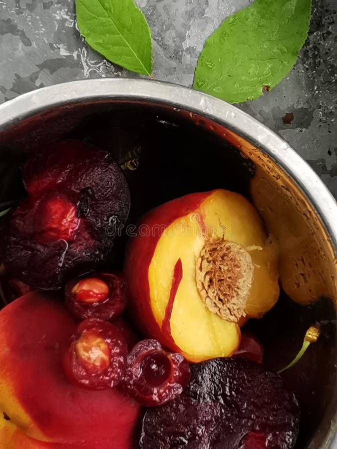 Bayas y frutas maduras frescas del verano, melocotones, albaricoques, cereza y ciruelo en una placa redonda en la tabla imagenes de archivo Bayas y frutas maduras frescas del verano, melocotones, albaricoques, cereza y ciruelo en una placa redonda en la tabla imagenes de archivo