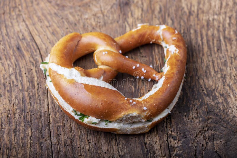 Brezel und Brötchen stockbild. Bild von salzig, bake - 12373211