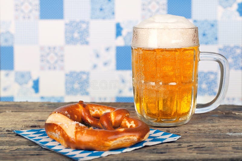 Bayerische Brezel und Bier stockbild. Bild von blau, alcohol - 43305079
