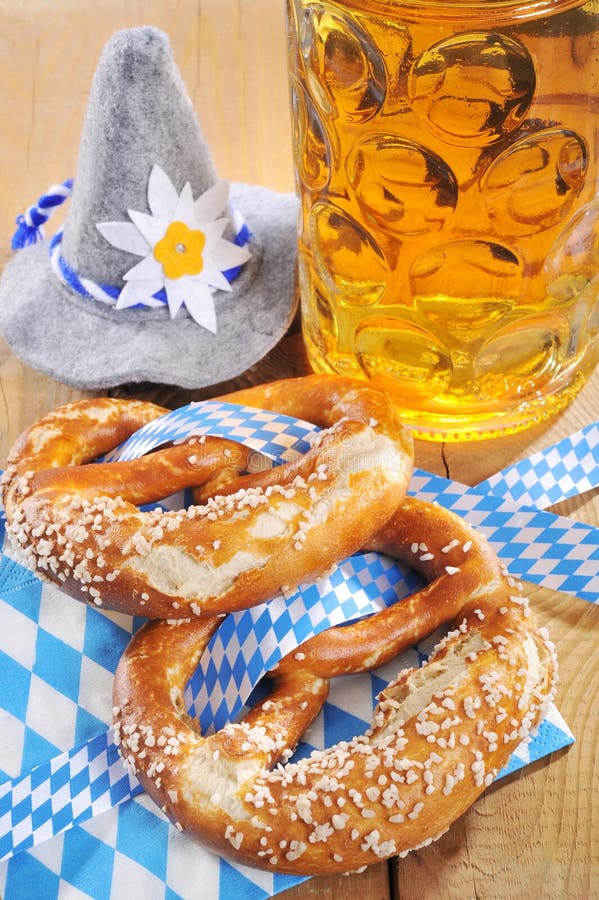 Bayerische Weiche Brezel Oktoberfest Mit Bier Stockfoto - Bild von ...