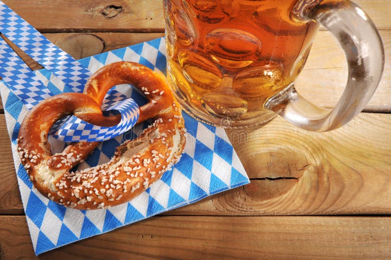 Bayerische Weiche Brezel Oktoberfest Mit Bier Stockbild - Bild von ...
