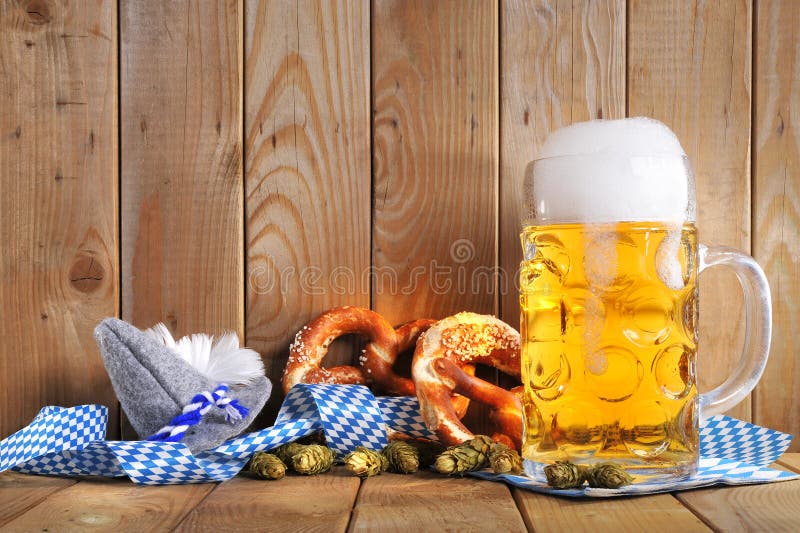 Bayerische Weiche Brezel Oktoberfest Mit Bier Stockfoto - Bild von ...