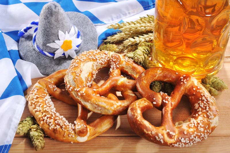 Bayerische Weiche Brezeln Mit Bier Stockfoto - Bild von fest, kostüm ...