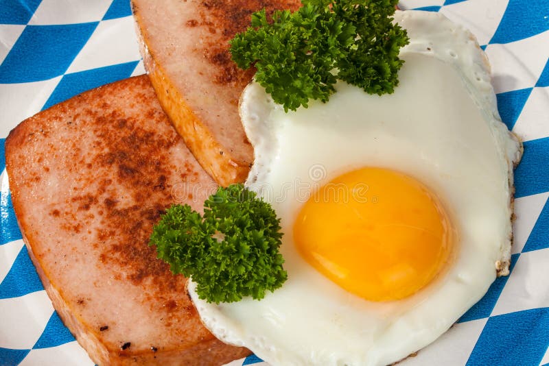 Bayerisches Leberkäse Mit Spiegelei Stockbild - Bild von nahrung ...