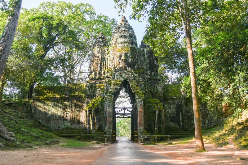 Bayon tempelingång, Angkor Thom port, Siem Reap, Cambodja Stenport av Angkor Thom i Cambodja arkivfoto Bayon tempelingång, Angkor Thom port, Siem Reap, Cambodja Stenport av Angkor Thom i Cambodja arkivfoto