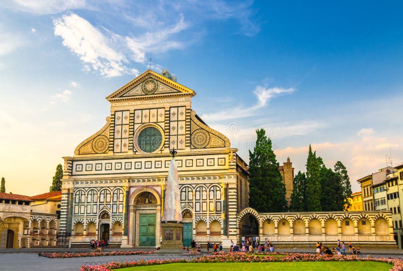Bazylik di Santa Maria nowele i zielonej trawy gazon z kwiatami na piazza Santa Maria nowelach obciosują w Florencja obraz stock Bazylik di Santa Maria nowele i zielonej trawy gazon z kwiatami na piazza Santa Maria nowelach obciosują w Florencja obraz stock
