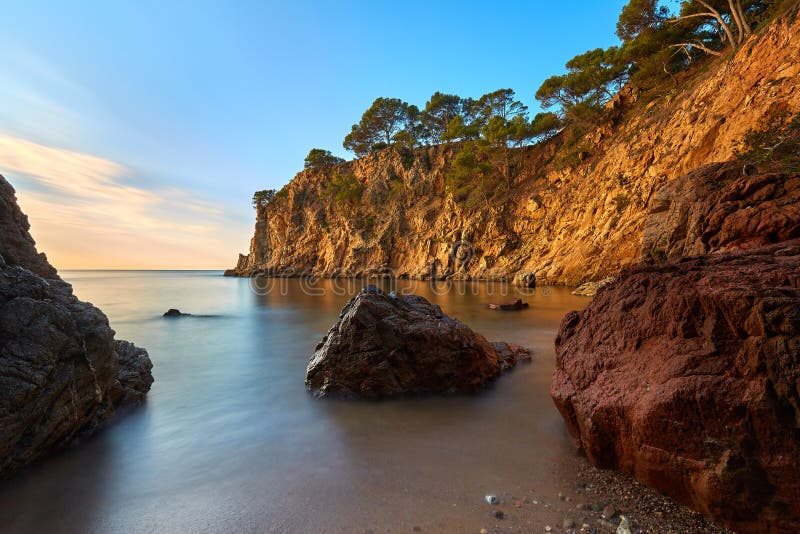 Baía bonita em Costa Brava na Espanha com técnica longa da exposição imagens de stock Baía bonita em Costa Brava na Espanha com técnica longa da exposição imagens de stock