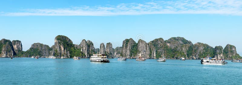 Baía de Halong, barcos de turista, Vietname fotografia de stock royalty free Baía de Halong, barcos de turista, Vietname fotografia de stock royalty free